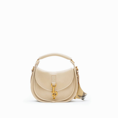 Burberry蕈米色小型B Clip信差包 ,8萬9000元。(Burberry提供) Burberry蕈米色小型B Clip信差包 ,8萬9000元。(Burberry提供)