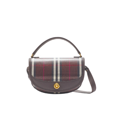Burberry紅木色Highlands斜背包 ,6萬5000元。(Burberry提供) Burberry紅木色Highlands斜背包 ,6萬5000元。(Burberry提供)