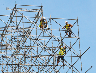 受極端氣候衝擊,高溫天數逐漸增加,立委提案修正《氣象法》將「高溫」納入災害性天氣,各單位可據此擬訂高溫出勤標準。圖為施工現場人員,夏天時在高溫下不辭辛勞投入作業。(本報資料照片) 受極端氣候衝擊,高溫天數逐漸增加,立委提案修正《氣象法》將「高溫」納入災害性天氣,各單位可據此擬訂高溫出勤標準。圖為施工現場人員,夏天時在高溫下不辭辛勞投入作業。(本報資料照片)