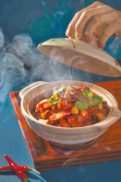 芯聚苑主廚私房菜色啫啫薑酥燒雞煲,老饕們不容錯過。(芯聚苑提供) 芯聚苑主廚私房菜色啫啫薑酥燒雞煲,老饕們不容錯過。(芯聚苑提供)