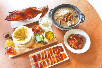 機關車庫Tea House 1917的「櫻桃片皮鴨」鴨肉細嫩且油脂分布均勻,噴香豐美的滋味層層堆疊。(雲品國際提供) 機關車庫Tea House 1917的「櫻桃片皮鴨」鴨肉細嫩且油脂分布均勻,噴香豐美的滋味層層堆疊。(雲品國際提供)