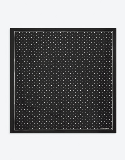 Dolce&Gabbana波卡圓點絲巾,2萬500元。
(Dolce&Gabbana提供) Dolce&Gabbana波卡圓點絲巾,2萬500元。
(Dolce&Gabbana提供)