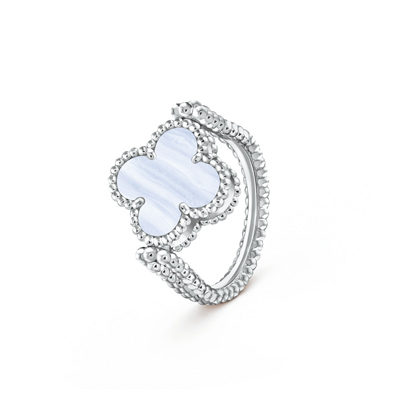 梵克雅寶Vintage Alhambra玉髓和白K金鑲鑽雙面戒指。(Van Cleef & Arpels提供) 梵克雅寶Vintage Alhambra玉髓和白K金鑲鑽雙面戒指。(Van Cleef & Arpels提供)