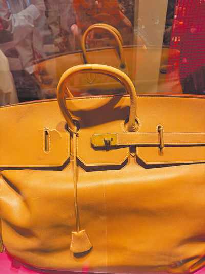 皮革修護保養極為重要,左半邊為修復前,右半邊為修復後。
(黃唯淯攝) 皮革修護保養極為重要,左半邊為修復前,右半邊為修復後。
(黃唯淯攝)