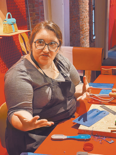 Kelly包的職人工匠提到自己19歲就加入愛馬仕大家族,至今這份工作仍是她生活中最大的樂趣之一。(黃唯淯攝) Kelly包的職人工匠提到自己19歲就加入愛馬仕大家族,至今這份工作仍是她生活中最大的樂趣之一。(黃唯淯攝)