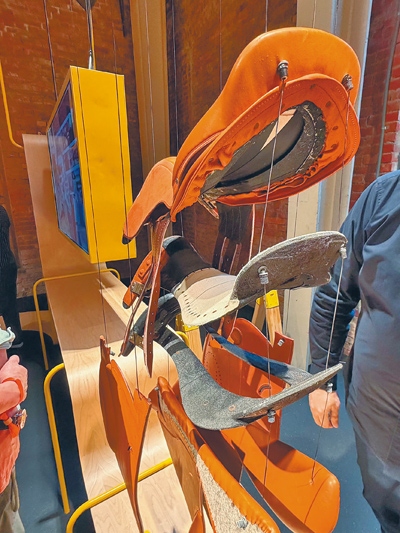 全套的馬鞍拆解圖,展示了愛馬仕設計的高超功力。(黃唯淯攝) 全套的馬鞍拆解圖,展示了愛馬仕設計的高超功力。(黃唯淯攝)