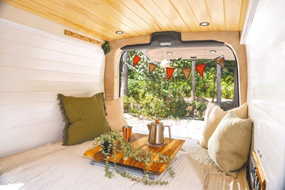 車內採用實木滿版天篷,並加入星空照明燈具。(南陽實業提供) 車內採用實木滿版天篷,並加入星空照明燈具。(南陽實業提供)