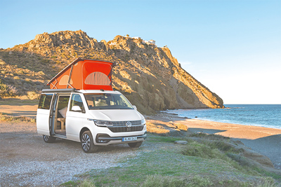 福斯商旅限量推出夢幻露營車T6.1 California Ocean「加州陽光典藏版」,新增總值超過13萬元配備,售價349.8萬元。(台灣福斯商旅提供) 福斯商旅限量推出夢幻露營車T6.1 California Ocean「加州陽光典藏版」,新增總值超過13萬元配備,售價349.8萬元。(台灣福斯商旅提供)