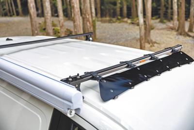 車頂架可固定外接行李箱,側邊帳可延伸空間。(南陽實業提供) 車頂架可固定外接行李箱,側邊帳可延伸空間。(南陽實業提供)