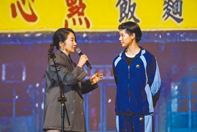 陶晶瑩(左)22日在「臺北大巨蛋 民歌大團圓」開唱,邀請女兒荳荳上台助陣。(中華音樂人交流協會提供) 陶晶瑩(左)22日在「臺北大巨蛋 民歌大團圓」開唱,邀請女兒荳荳上台助陣。(中華音樂人交流協會提供)