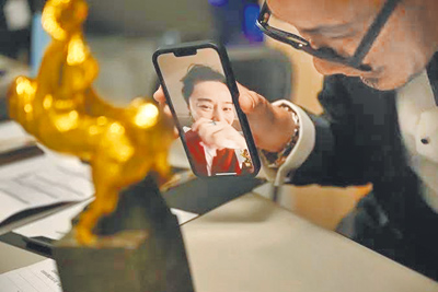 張吉安22日在金馬頒獎典禮後台打視訊電話給范冰冰。(金馬執委會提供) 張吉安22日在金馬頒獎典禮後台打視訊電話給范冰冰。(金馬執委會提供)