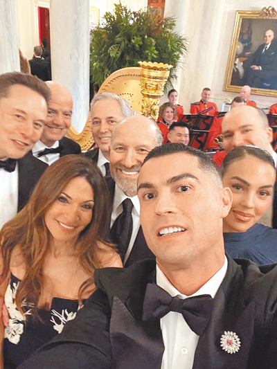 葡萄牙球星C.羅納多(右下)上周到白宮與美國總統川普餐敘,自拍的與會貴賓包括特斯拉執行長馬斯克(後排左一)、FIFA主席英凡提諾(後排左二)。(路透) 葡萄牙球星C.羅納多(右下)上周到白宮與美國總統川普餐敘,自拍的與會貴賓包括特斯拉執行長馬斯克(後排左一)、FIFA主席英凡提諾(後排左二)。(路透)