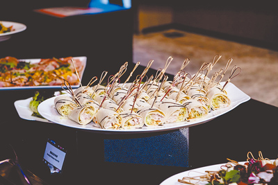 「迎光翱翔2026跨年派對」提供豐盛Buffet餐點及飲品暢飲,讓賓客以美味佳餚送舊迎新。(高雄萬豪酒店提供) 「迎光翱翔2026跨年派對」提供豐盛Buffet餐點及飲品暢飲,讓賓客以美味佳餚送舊迎新。(高雄萬豪酒店提供)