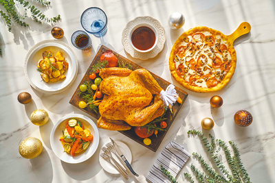 GMT義大利餐廳打造期間限定的「爐烤火雞禮籃」,為餐桌增添溫暖與儀式感。(台北美福大飯店提供) GMT義大利餐廳打造期間限定的「爐烤火雞禮籃」,為餐桌增添溫暖與儀式感。(台北美福大飯店提供)