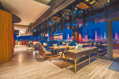 「INGE’S Bar & Grill」獲世界級餐飲評鑑「50 Best Discovery」推薦,窗外百萬夜景為酒吧特色。(台北萬豪酒店提供) 「INGE’S Bar & Grill」獲世界級餐飲評鑑「50 Best Discovery」推薦,窗外百萬夜景為酒吧特色。(台北萬豪酒店提供)