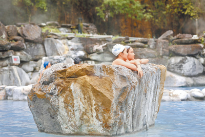 「馬告雙湯森旅」專案帶領旅人在山嵐環繞的「鳩之澤」露天溫泉,於蟲鳴鳥語中享受溫暖湯泉的療癒時光。(力麗觀光提供) 「馬告雙湯森旅」專案帶領旅人在山嵐環繞的「鳩之澤」露天溫泉,於蟲鳴鳥語中享受溫暖湯泉的療癒時光。(力麗觀光提供)