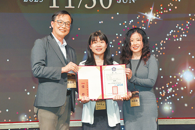 中華民國藥師公會全國聯合會11月30日舉行「第十五、十六屆交接典禮暨晚宴」,並頒發藥事報導獎,本報獲平面組佳作肯定,由食藥署長姜至剛(左)頒獎給本報記者鄭郁蓁(中)、林周義(右)。(鄧博仁攝) 中華民國藥師公會全國聯合會11月30日舉行「第十五、十六屆交接典禮暨晚宴」,並頒發藥事報導獎,本報獲平面組佳作肯定,由食藥署長姜至剛(左)頒獎給本報記者鄭郁蓁(中)、林周義(右)。(鄧博仁攝)