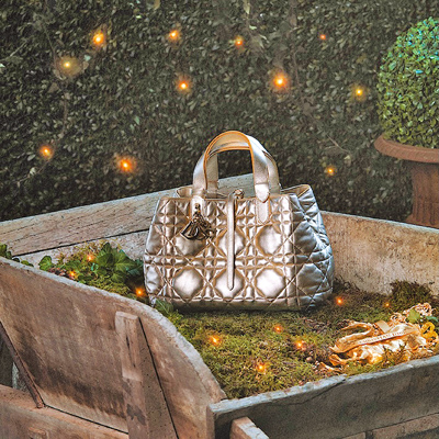 將節慶的閃耀質感結合Dior包款,成為讓人印象深刻之作。
(Dior提供) 將節慶的閃耀質感結合Dior包款,成為讓人印象深刻之作。
(Dior提供)