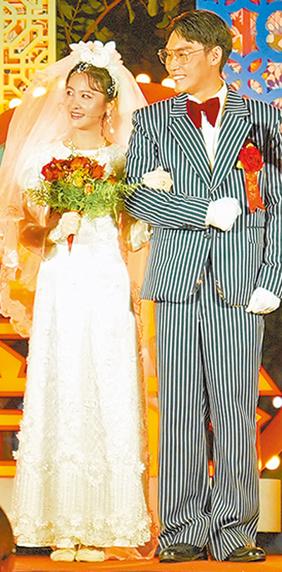 周定緯(右)在《一村喜事:康樂隊來了》舞台劇中與那祈飾演新婚夫妻。(金星文創提供) 周定緯(右)在《一村喜事:康樂隊來了》舞台劇中與那祈飾演新婚夫妻。(金星文創提供)