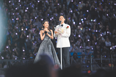 IU(左)6日在AAA上和朴寶劍一起獲最佳情侶獎。(讀者提供) IU(左)6日在AAA上和朴寶劍一起獲最佳情侶獎。(讀者提供)