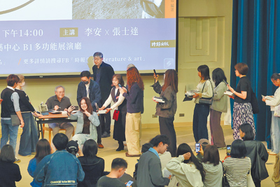 李安的影迷們7日齊聚簽書座談會,排隊請偶像簽書。(鄧博仁攝) 李安的影迷們7日齊聚簽書座談會,排隊請偶像簽書。(鄧博仁攝)