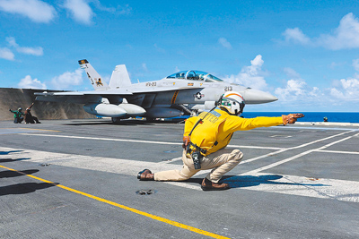 《紐約時報》引述美國戰爭部「優勢簡報」示警,強大航母極易受到新型攻擊威脅。圖為美軍戰機從航母起飛。(路透) 《紐約時報》引述美國戰爭部「優勢簡報」示警,強大航母極易受到新型攻擊威脅。圖為美軍戰機從航母起飛。(路透)