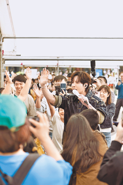 陳勢安日前受邀參與活動演出,熱情跟觀眾互動。(摘自陳勢安臉書) 陳勢安日前受邀參與活動演出,熱情跟觀眾互動。(摘自陳勢安臉書)