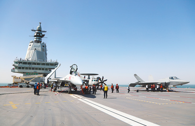 大陸航母福建號9月被拍到甲板上停放殲-15T、殲-35和空警-600三型艦載機。(新華社) 大陸航母福建號9月被拍到甲板上停放殲-15T、殲-35和空警-600三型艦載機。(新華社)