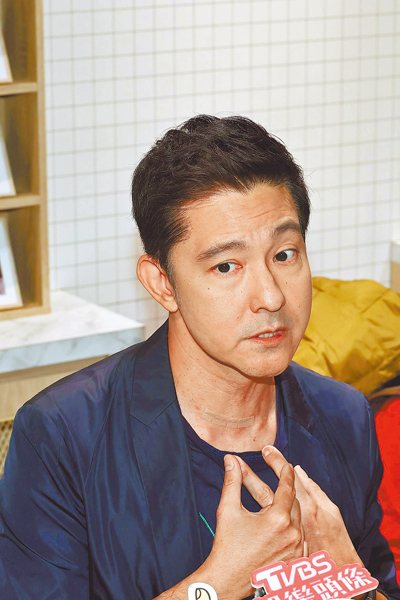 立威廉19日秀出脖子的開刀傷口。(林淑娟攝) 立威廉19日秀出脖子的開刀傷口。(林淑娟攝)