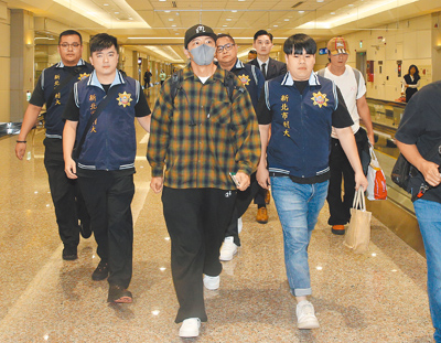 坤達(中)當時在海外工作,接到消息隨即返台配合調查。(資料照片) 坤達(中)當時在海外工作,接到消息隨即返台配合調查。(資料照片)