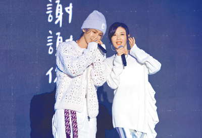 蘇慧倫(右)、鼓鼓24日在公益演唱會合唱,默契十足。(陳俊吉攝) 蘇慧倫(右)、鼓鼓24日在公益演唱會合唱,默契十足。(陳俊吉攝)