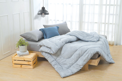 宏匯廣場MONTAGUT石墨烯蓄熱暖冬被,原價1萬9560元,特價2980元。(宏匯廣場提供) 宏匯廣場MONTAGUT石墨烯蓄熱暖冬被,原價1萬9560元,特價2980元。(宏匯廣場提供)