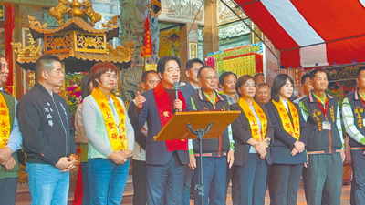 賴清德總統(前排左三)28日前往彰化縣溪湖鎮永安宮參香祈福,他在致詞時期盼大家全力支持民進黨提名彰化縣長參選人立委陳素月(前排左二)「接班王惠美縣長的工作」。(馮惠宜攝) 賴清德總統(前排左三)28日前往彰化縣溪湖鎮永安宮參香祈福,他在致詞時期盼大家全力支持民進黨提名彰化縣長參選人立委陳素月(前排左二)「接班王惠美縣長的工作」。(馮惠宜攝)