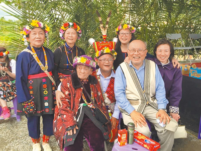 陳耀昌醫師夫婦(前排右一、右二)、孫大川與母親(前排右三、右四)及家人們,攝於下賓朗部落卑南族聯合年祭。(孫大川提供) 陳耀昌醫師夫婦(前排右一、右二)、孫大川與母親(前排右三、右四)及家人們,攝於下賓朗部落卑南族聯合年祭。(孫大川提供)