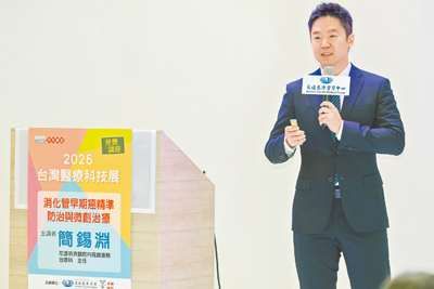 花蓮慈濟醫院內視鏡進階治療科主任簡錫淵分享「消化管早期癌的診斷與治療」,演講十分精彩,民眾互動熱烈。(郭吉銓攝) 花蓮慈濟醫院內視鏡進階治療科主任簡錫淵分享「消化管早期癌的診斷與治療」,演講十分精彩,民眾互動熱烈。(郭吉銓攝)