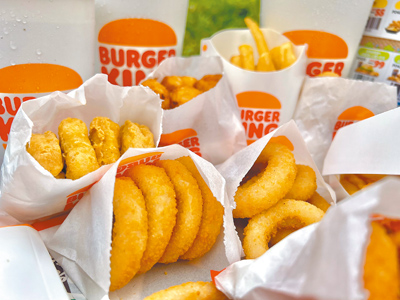 漢堡王推出「開運加馬優惠券」,洋蔥圈、薯條等點心都放大成2倍分量。(漢堡王提供) 漢堡王推出「開運加馬優惠券」,洋蔥圈、薯條等點心都放大成2倍分量。(漢堡王提供)