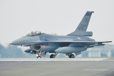 花蓮空軍基地一架F-16V單座戰機(機號6700)昨日夜航訓練失聯,飛官跳傘逃生,國軍展開海空救援。(本報資料照片) 花蓮空軍基地一架F-16V單座戰機(機號6700)昨日夜航訓練失聯,飛官跳傘逃生,國軍展開海空救援。(本報資料照片)