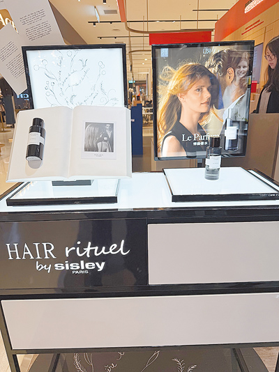 店內販售全系列Hair Rituel系列商品,包含日前推出的香氛作品。(黃唯淯攝) 店內販售全系列Hair Rituel系列商品,包含日前推出的香氛作品。(黃唯淯攝)