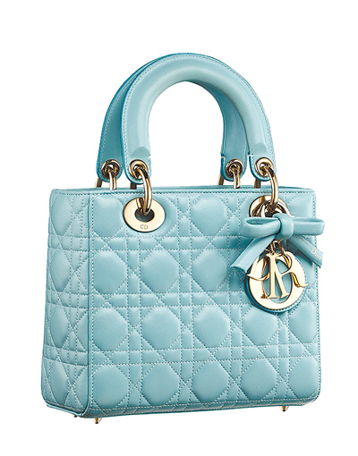 Lady Dior碧璽藍蝴蝶結籐格紋小羊皮小型提包,售價21萬5000元。(Dior提供) Lady Dior碧璽藍蝴蝶結籐格紋小羊皮小型提包,售價21萬5000元。(Dior提供)