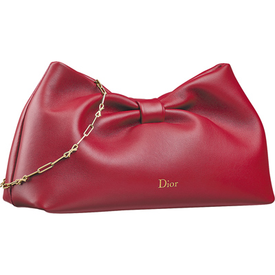 Dior Bow酒紅色小羊皮中型可拆式鍊帶包,售價15萬5000元。(Dior提供) Dior Bow酒紅色小羊皮中型可拆式鍊帶包,售價15萬5000元。(Dior提供)