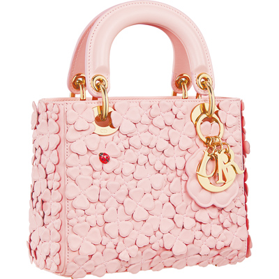 Lady Dior玫瑰粉幸運草小羊皮小型提包(新年膠囊系列),售價30萬5000元。(Dior提供) Lady Dior玫瑰粉幸運草小羊皮小型提包(新年膠囊系列),售價30萬5000元。(Dior提供)