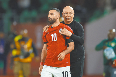 薩拉(左)在國家隊累積66球,距離總教練哈珊(右)保持的埃及國家隊紀錄只差2球。(路透) 薩拉(左)在國家隊累積66球,距離總教練哈珊(右)保持的埃及國家隊紀錄只差2球。(路透)