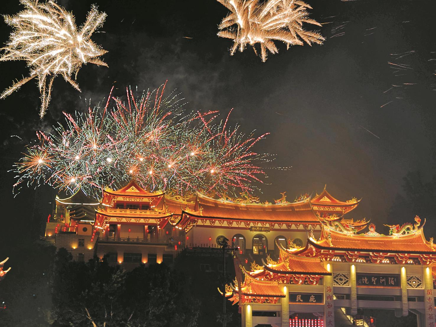 新年鐘聲敲響,煙火在祖廟上空綻放,為跨年夜畫下句點。(主辦單位提供) 新年鐘聲敲響,煙火在祖廟上空綻放,為跨年夜畫下句點。(主辦單位提供)