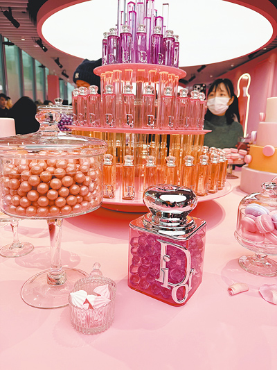 迪奧此次除發表粉漾水光系列外,癮誘系列香氛也現身。(黃唯淯攝) 迪奧此次除發表粉漾水光系列外,癮誘系列香氛也現身。(黃唯淯攝)