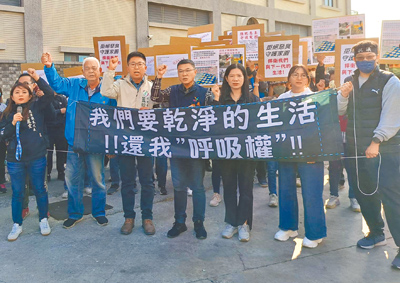 日前鹿港民眾抗議飼養黑水虻的有機肥廠飄散臭味,彰化縣議員楊妙月(右三)、施佩妤(右二)都到場關切。(葉靜美攝) 日前鹿港民眾抗議飼養黑水虻的有機肥廠飄散臭味,彰化縣議員楊妙月(右三)、施佩妤(右二)都到場關切。(葉靜美攝)