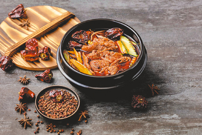 瞄準低溫商機,「板石」咖啡廳推出個人鍋物,憑大巨蛋門票至「板石」消費,享95折好康。(國聯大飯店提供) 瞄準低溫商機,「板石」咖啡廳推出個人鍋物,憑大巨蛋門票至「板石」消費,享95折好康。(國聯大飯店提供)