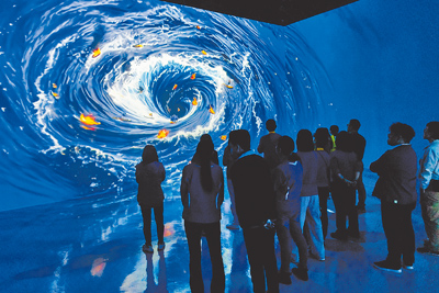 「魔幻空間」以3A遊戲等級引擎打造,觀眾在場館空間裡,將被5面投影包圍。(義大遊樂世界提供) 「魔幻空間」以3A遊戲等級引擎打造,觀眾在場館空間裡,將被5面投影包圍。(義大遊樂世界提供)