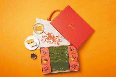「新年頂級禮盒」搭配烏龍茶包,一次囊括3款熱銷產品與台灣在地茶香,適合與親友共度團聚「食」光。(微熱山丘提供) 「新年頂級禮盒」搭配烏龍茶包,一次囊括3款熱銷產品與台灣在地茶香,適合與親友共度團聚「食」光。(微熱山丘提供)