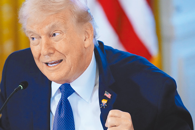 美國總統川普9日警告伊朗,勿鎮壓示威群眾。圖為川普9日胸前別1枚「快樂川普」徽章會客。(美聯社) 美國總統川普9日警告伊朗,勿鎮壓示威群眾。圖為川普9日胸前別1枚「快樂川普」徽章會客。(美聯社)