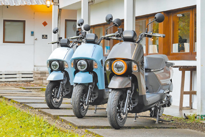 全新改款SYM 4MICA除保留原有撞色的活潑風格,3款全新車色為鶯語金(右起)、積芬藍、霧理白,以呼應使用者對機能與品味的雙重需求。(三陽提供) 全新改款SYM 4MICA除保留原有撞色的活潑風格,3款全新車色為鶯語金(右起)、積芬藍、霧理白,以呼應使用者對機能與品味的雙重需求。(三陽提供)